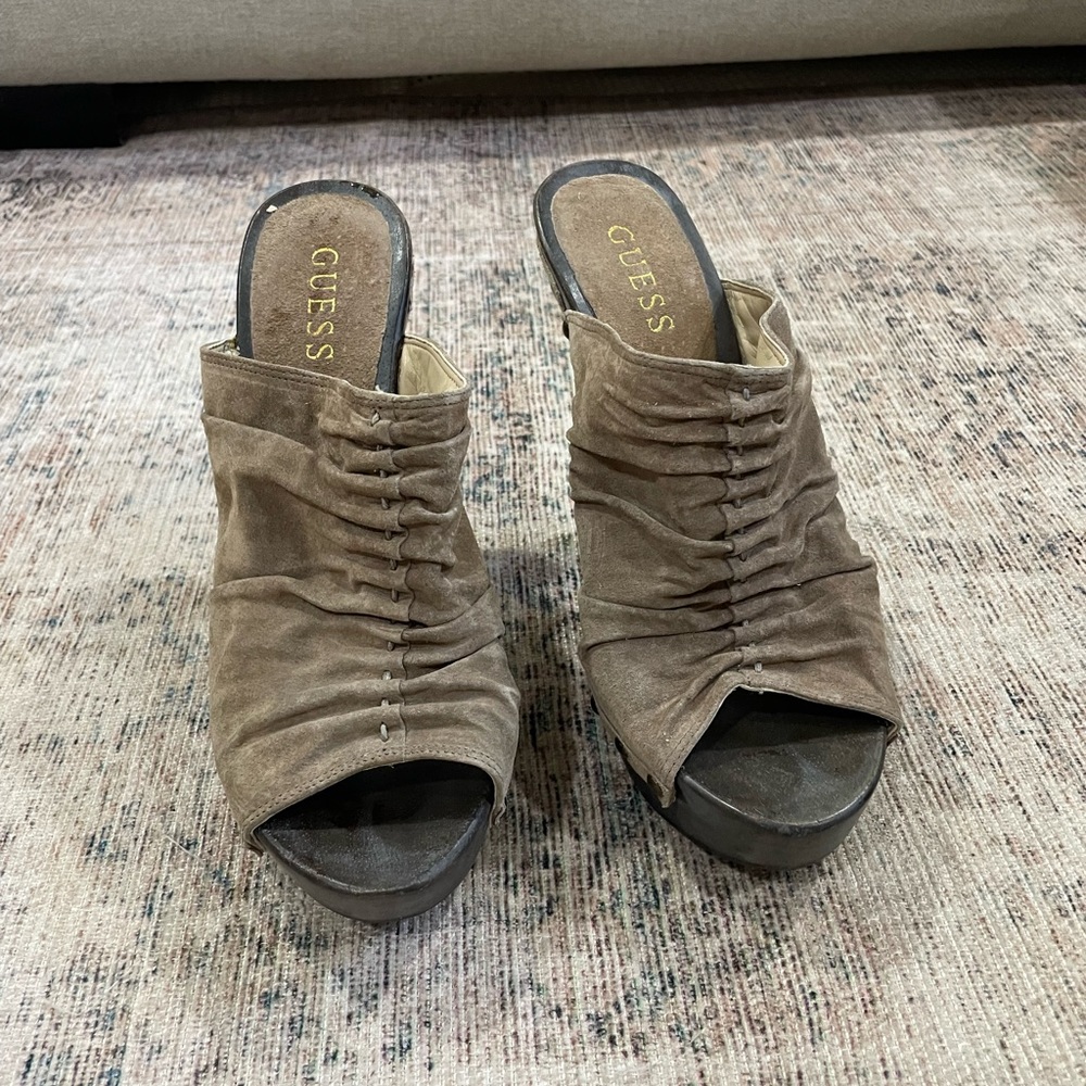 Gently Used Guess Womens Clog Pump, Size 7.5